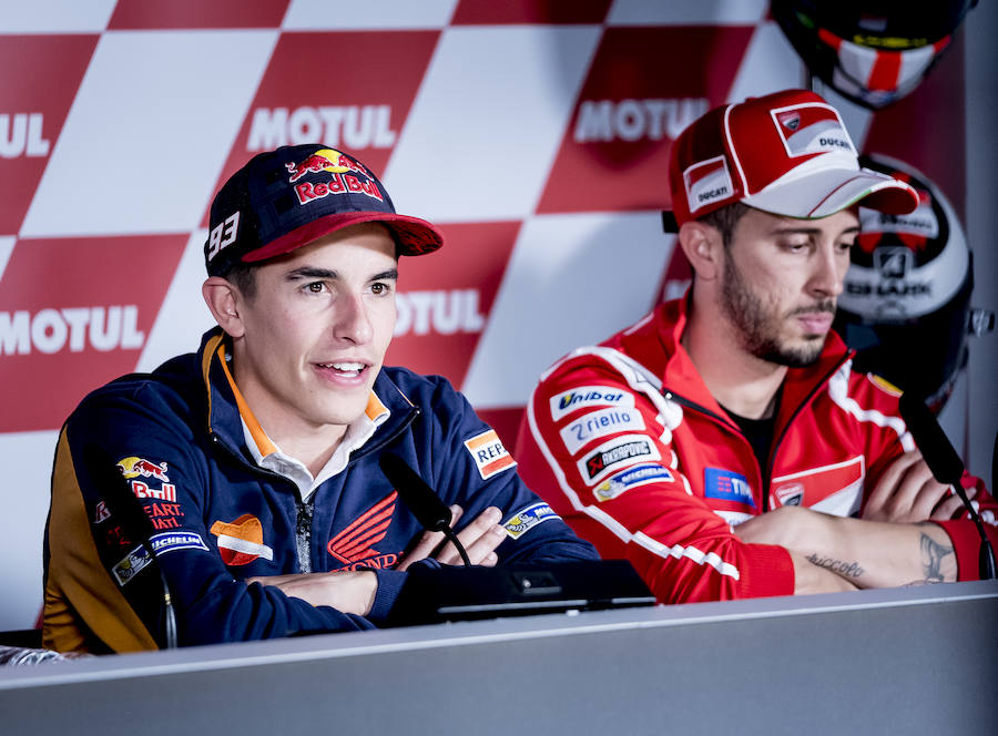 El piloto español de MotoGP Marc Márquez, al lado del italiano Andrea Dovizioso.