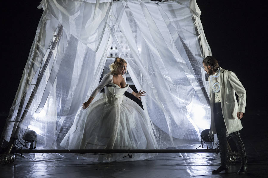 El Palau de Les Arts homenajea al compositor Manuel de Falla y a la figura de la mujer con esta fusión entre el flamenco y una puesta en escena tecnológica, un ballet bajo la firma de Carlus Padrissa.