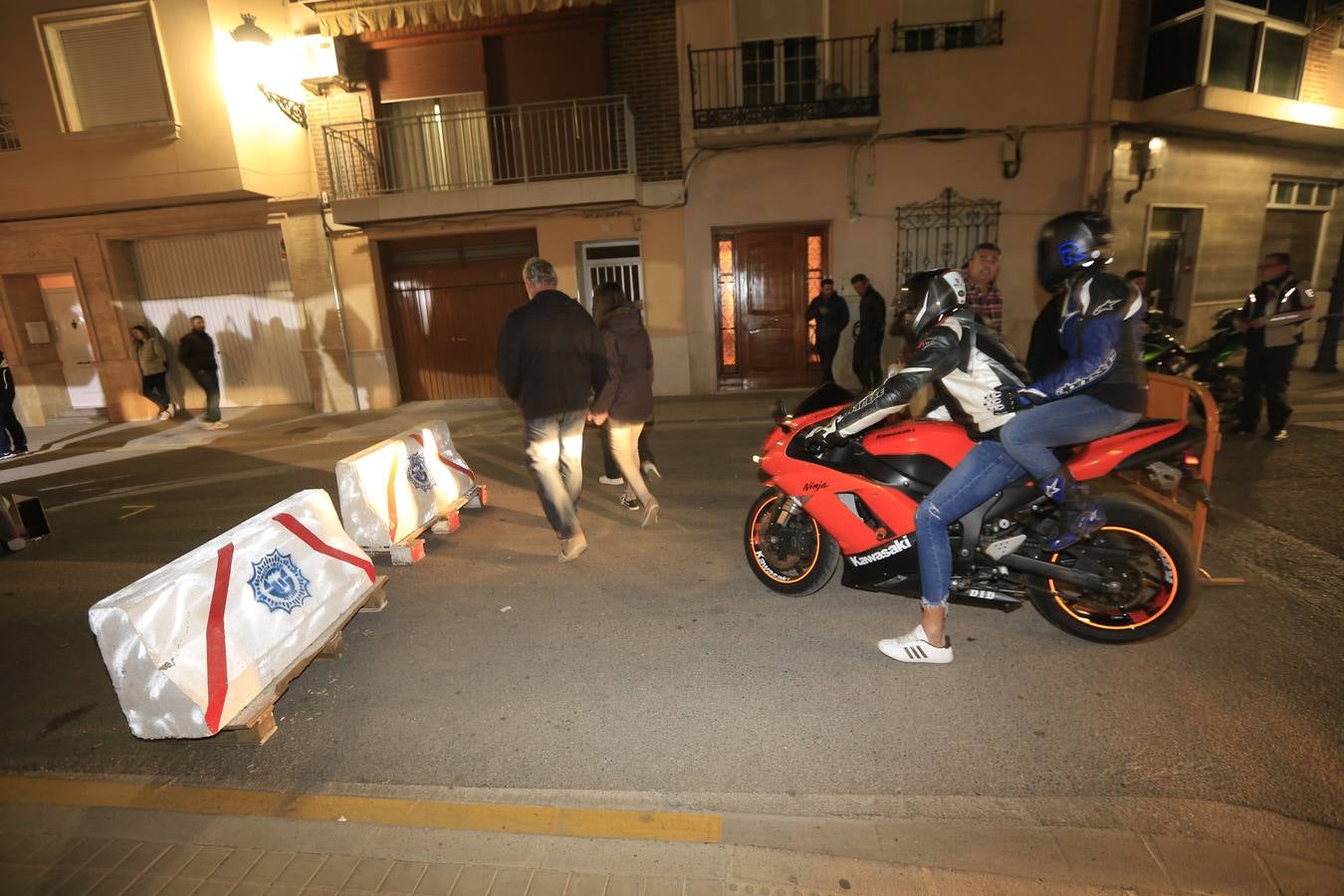 Miles de personas disfrutan ya desde el viernes del ambiente del motociclismo en Cheste. Puestos de comida y zonas de entretenimiento llenan las calles del pueblo.