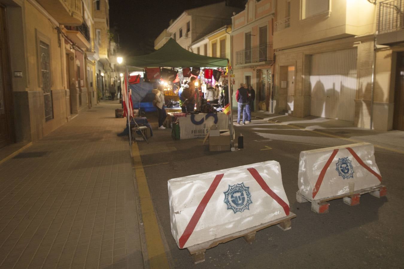 Miles de personas disfrutan ya desde el viernes del ambiente del motociclismo en Cheste. Puestos de comida y zonas de entretenimiento llenan las calles del pueblo.