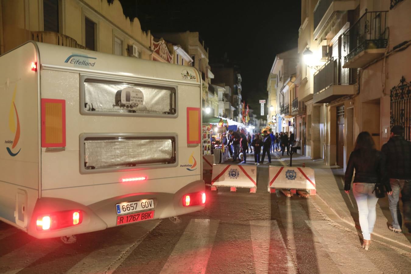 Miles de personas disfrutan ya desde el viernes del ambiente del motociclismo en Cheste. Puestos de comida y zonas de entretenimiento llenan las calles del pueblo.