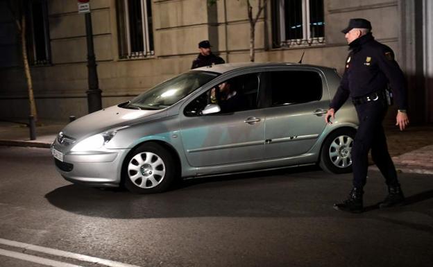 El vehículo en el que Forcadel ha sido trasladada a prisión sale del Supremo.