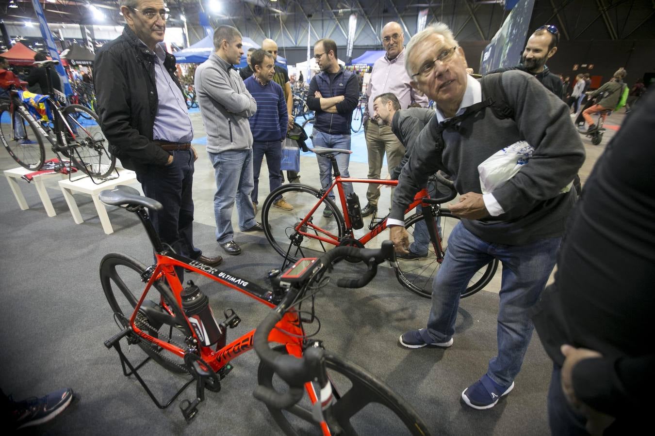 La feria Dos Rodes de Valencia ha sido inaugurada, coincidiendo con la celebración del Gran Premio de Motociclismo en Cheste. Las novedades del mercado de las motos y las bicicletas, en Feria Valencia.