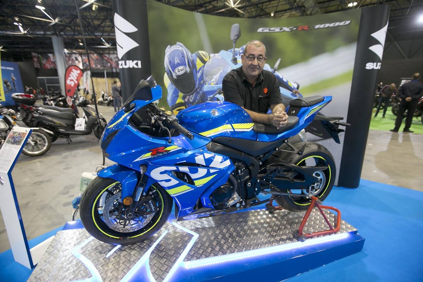 La feria Dos Rodes de Valencia ha sido inaugurada, coincidiendo con la celebración del Gran Premio de Motociclismo en Cheste. Las novedades del mercado de las motos y las bicicletas, en Feria Valencia.