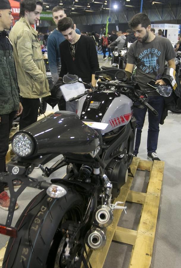 La feria Dos Rodes de Valencia ha sido inaugurada, coincidiendo con la celebración del Gran Premio de Motociclismo en Cheste. Las novedades del mercado de las motos y las bicicletas, en Feria Valencia.