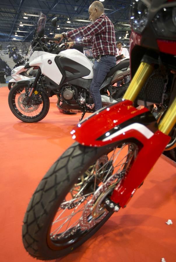 La feria Dos Rodes de Valencia ha sido inaugurada, coincidiendo con la celebración del Gran Premio de Motociclismo en Cheste. Las novedades del mercado de las motos y las bicicletas, en Feria Valencia.