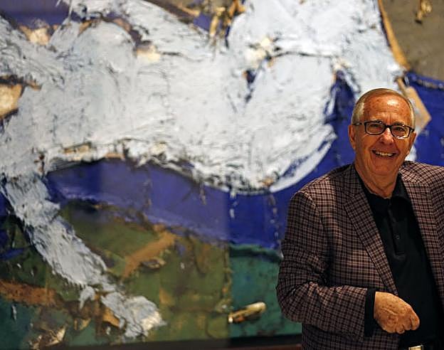 Manolo Valdés posa ante una de sus creaciones incluida en la muestra. 