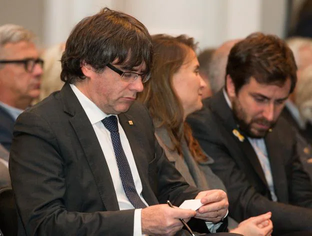 Puigdemont lee una nota durante el acto del martes con alcaldes secesionistas, en Bruselas. Lecocq / efe