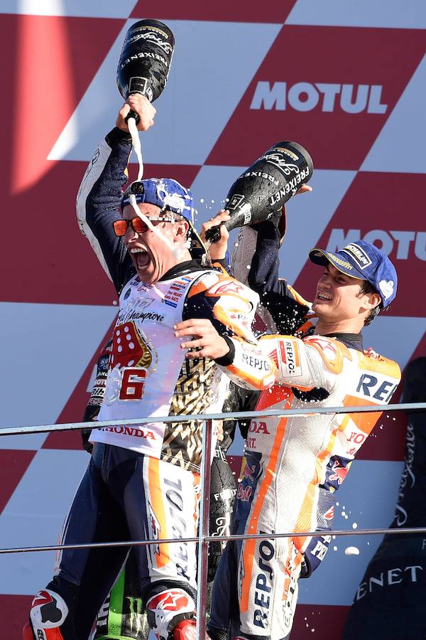 Estas son las mejores imágenes de la victoria de Dani Pedrosa en la carrera de Moto GP y de la proclamación de Marc Márquez como campeón del mundo de MotoGP por cuarta vez