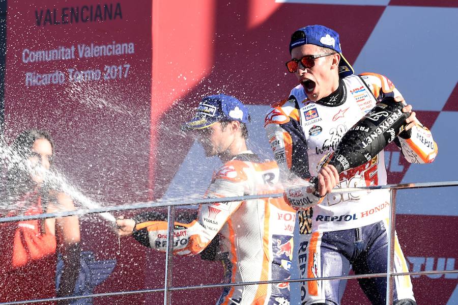 Estas son las mejores imágenes de la victoria de Dani Pedrosa en la carrera de Moto GP y de la proclamación de Marc Márquez como campeón del mundo de MotoGP por cuarta vez