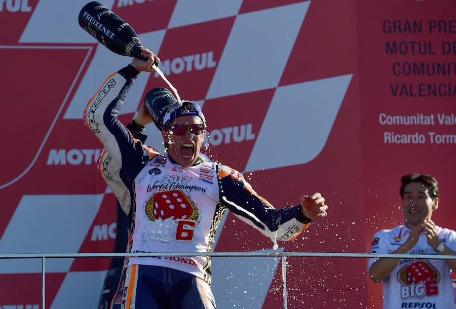 Estas son las mejores imágenes de la victoria de Dani Pedrosa en la carrera de Moto GP y de la proclamación de Marc Márquez como campeón del mundo de MotoGP por cuarta vez