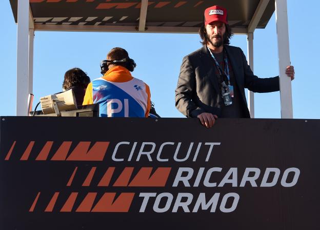 Keanu Reeves en la torre de control del Circuit Ricardo Tormo. 