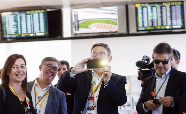 El presidente de la Generalitat, Ximo Puig (c), el Ministro de Justicia, Rafael Catalá (d) y la presidenta de Baleares, Francina Armengol (i) en el Circuit Ricardo Tormo de Cheste.