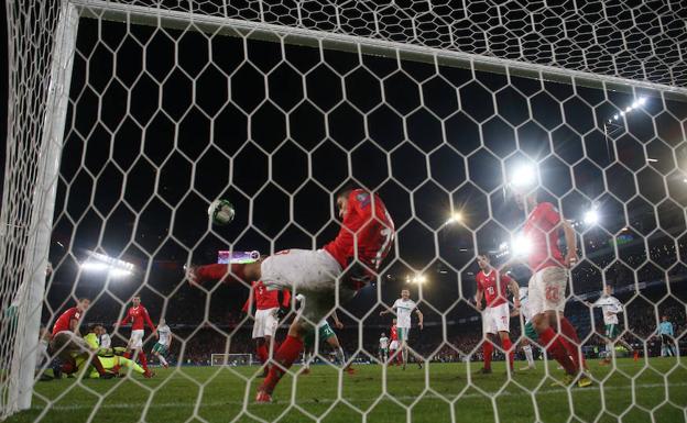 Ricardo Rodríguez salva el gol rival en el tiempo de descuento.