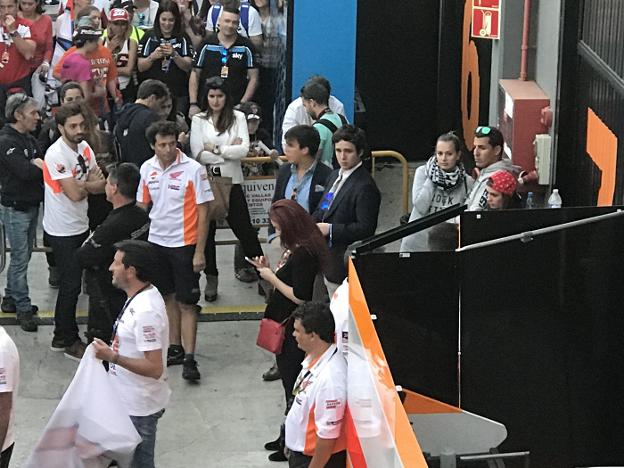 Felipe Juan Froilán (derecha), en el paddock de Cheste. 