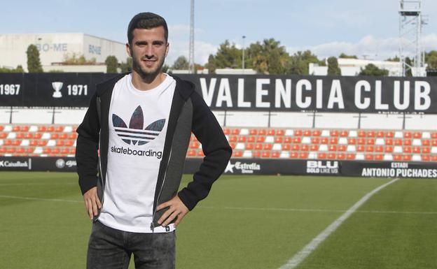 Gayà, jugador del Valencia CF, en la ciudad deportiva de Paterna.