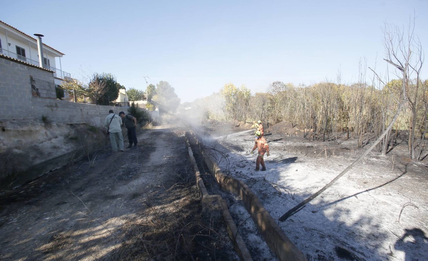 Fotos del incendio en Riba-roja que ha obligado a desalojar varios chalés