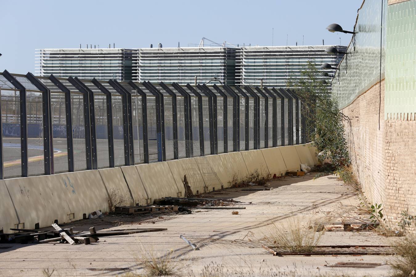 Comienzan los trabajos para eliminar 5.000 piezas del trazado semiurbano de Fórmula 1 de Valencia. Las obras empezarán junto al tinglado 2 y se extenderán al resto de zonas. La parte del Grao, la más deteriorada.