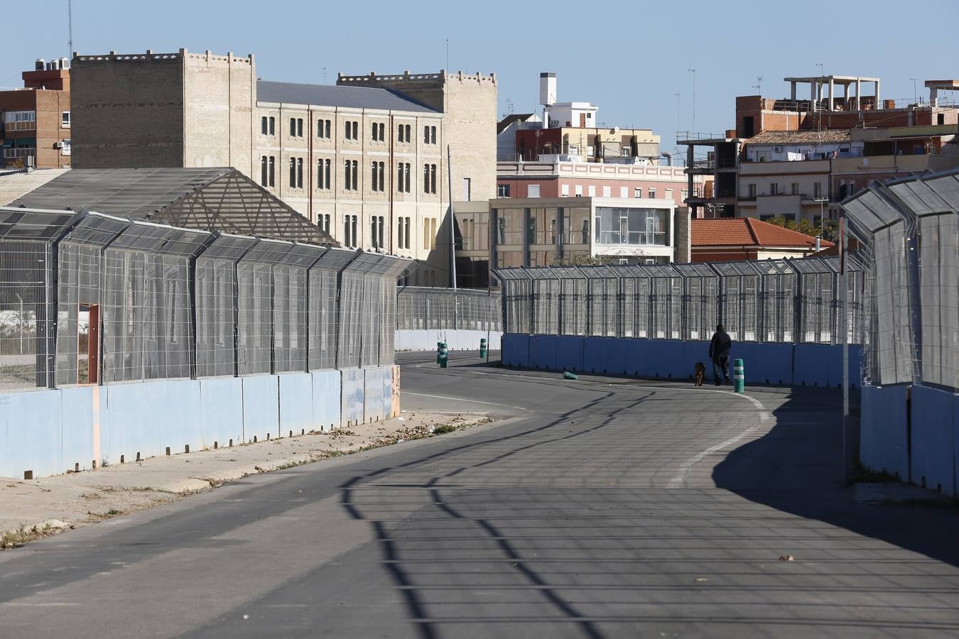 Comienzan los trabajos para eliminar 5.000 piezas del trazado semiurbano de Fórmula 1 de Valencia. Las obras empezarán junto al tinglado 2 y se extenderán al resto de zonas. La parte del Grao, la más deteriorada.