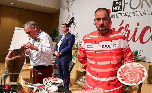 Cortadores de jamón, en el Foro Internacional del Cerdo Ibérico, en Salamanca.