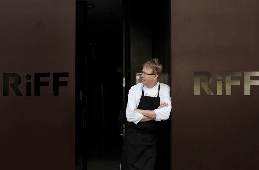 El Restaurante Riff (1 estrella Michelin) tiene a la cabeza al chef Bernd H. Knöller, en Valencia. Una evocación constante al Mediterráneo marcan el estilo del cocinero, que abrió el restaurante, su gran sueño, el día 10 de septiembre del 2001, en víspera de la catástrofe de Nueva York.