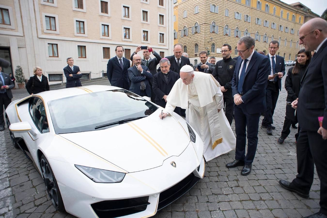 La casa automovilista italiana Lamborghini ha regalado este miércoles al papa Francisco una edición especial de su modelo "Huracan" de color blanco y con detalles en oro, los colores de la bandera vaticana, que será subastado para ayudar a regresar a Irak a las comunidades cristianas desplazadas.