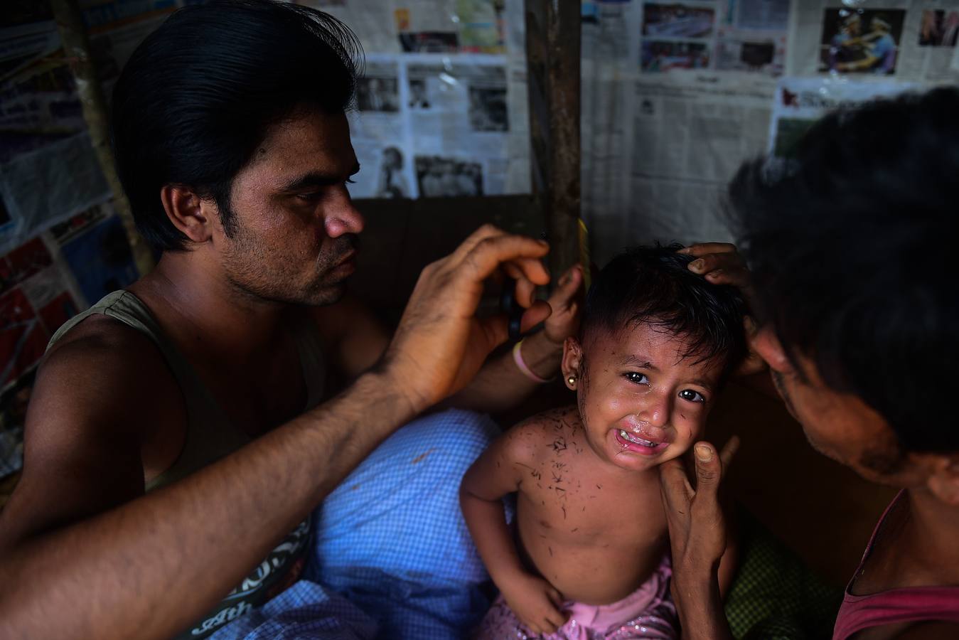 Una organización de defensa de los derechos humanos denunció hoy que hay "pruebas crecientes" para calificar de genocidio la persecución que la minoría musulmana rohinyá sufre en el estado de Rakhine, en el oeste de Birmania. Más de 60.000, como los de la imagen, han llegado a Bangladesh, como los del campo de refugiados de Hakimpara, en la imagen.