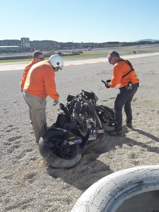 La moto de Rossi, en el suelo. 
