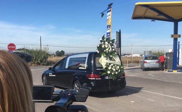 El coche fúnebre traslada el féretro.