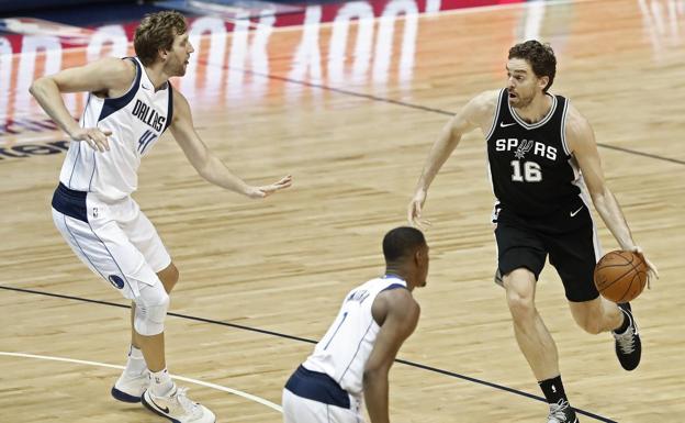 Pau Gasol bota el balón ante el alemán Dirk Nowitzki. 