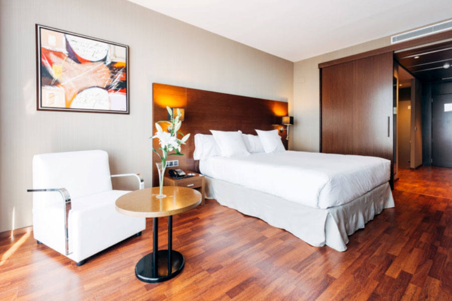 El Valencia Congress es un hotel de cuatro estrellas que está ubicado en el parque empresarial Táctica, en la localidad de Paterna, y a tan solo 10 kilómetros del centro de Valencia. El nuevo establecimiento, que abrió hace unos meses, pertenece a la cadena Azzahar Hoteles.