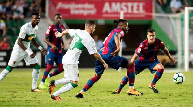 Doukouré y Rober Pier, en un partido ante el Elche. 