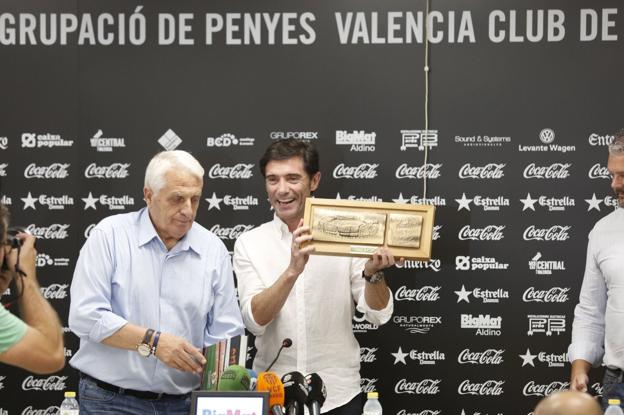 El presidente de la Agrupación, Blas Madrigal, junto al entrenador del Valencia, Marcelino, en un acto reciente. 