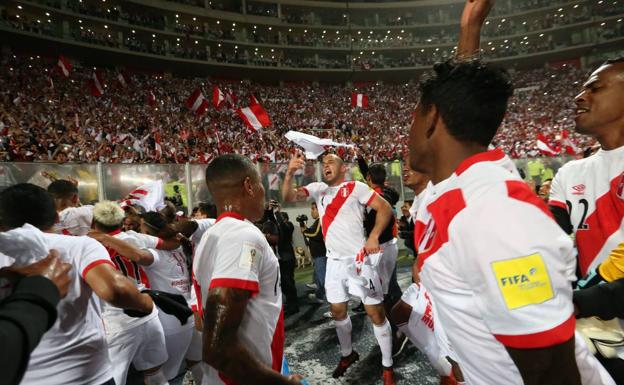 Los jugadores de Perú celebran la clasificación. 