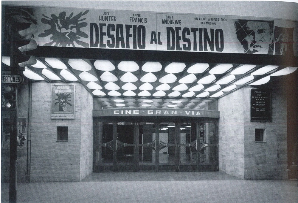 Ocupó el local del número 55 de la Gran Vía Marqués del Turia. El Gran Vía cerró sus puertas en 1998 con la exhibición de 'Titanic'.