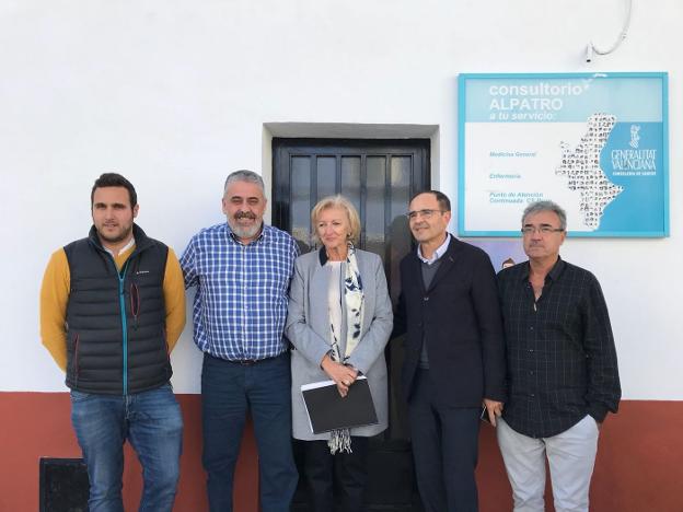 Los alcaldes de la Vall de Gallinera y Pego, junto a la directora general de la Alta Inspección Sanitaria, Isabel González. 