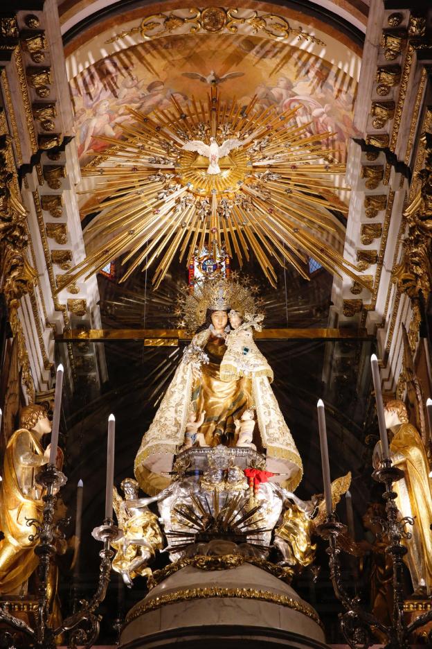 A la izquierda, la Virgen con la nueva iluminación; a la derecha, sin ella. 