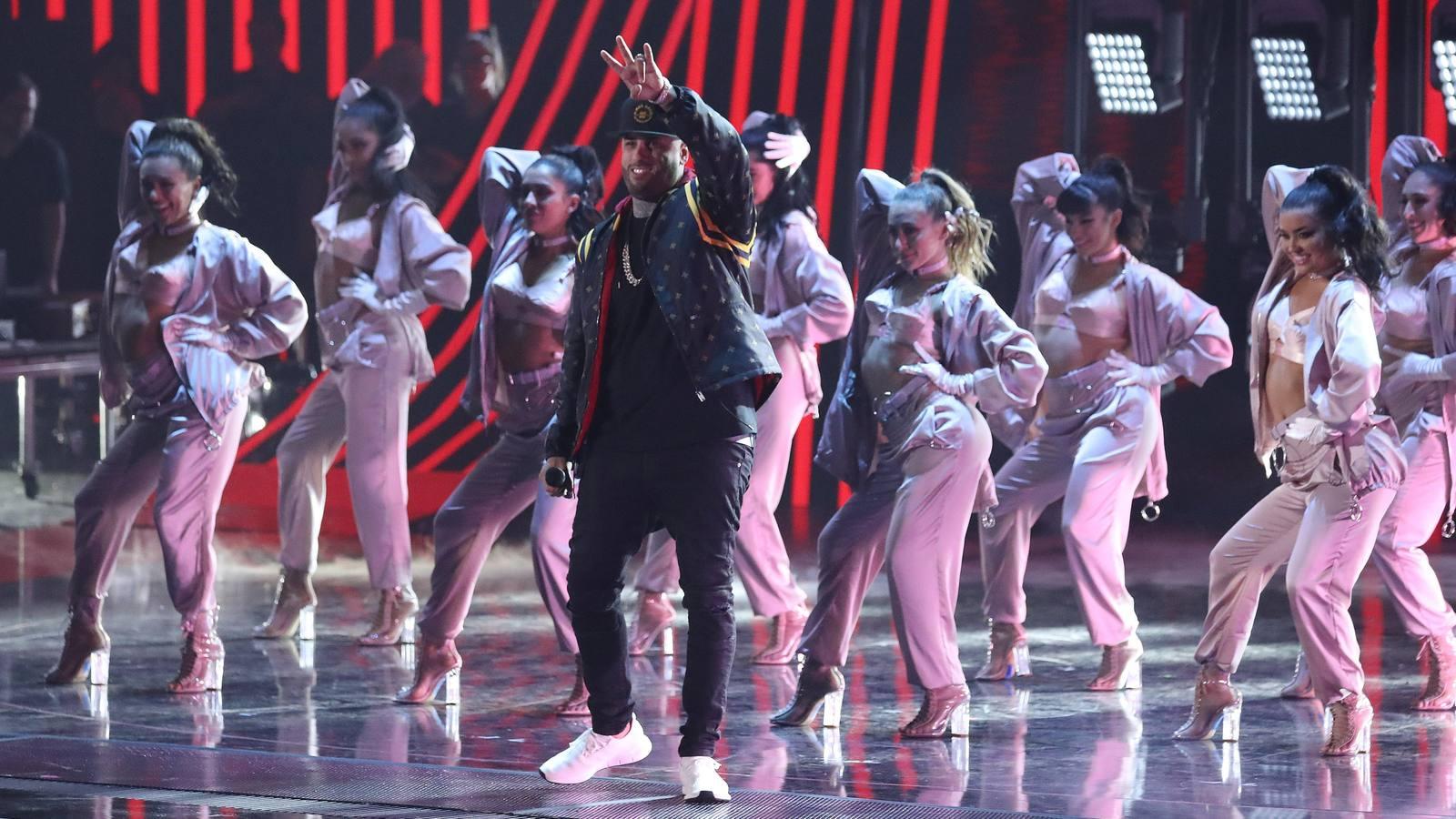 El cantante estadounidense Nicky Jam actúa durante los XVIII Premios Grammy Latinos celebrados esta madrugada en Las Vegas.