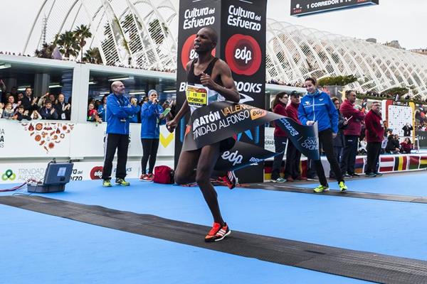 8. Víctor Kipchirir (Kenia). Dorsal 1. El vencedor en 2016 en Valencia. Tiene un crono de 2:07:39, precisamente el tiempo del maratón que ganó el año pasado.