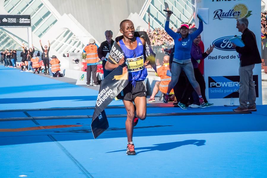 John Nzau Mwangangi (Kenia). Posee el actual récord del Maratón de Valencia, conseguido en 2015 con una marca de 2:06:13. Es el registro a batir y el maratón más rápido corrido en la historia en suelo español. Este año no corre. 