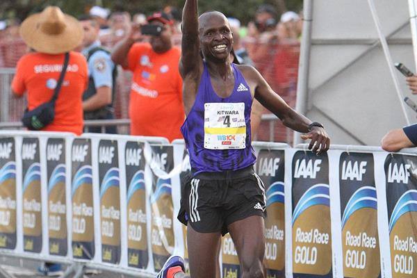 2. Sammy Kitwara (Kenia). Dorsal 3. Su mejor marca es de 2:04:28 en el Maratón de Chigado en 2014 y ha llegado dispuesto a bajar el récord del Maratón de Valencia «en un minuto y medio».