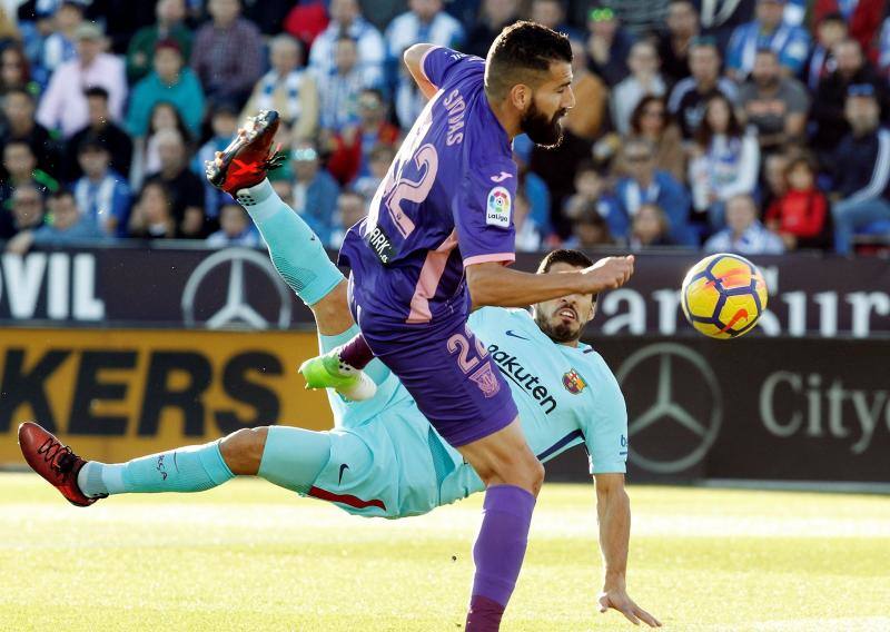 Las mejores fotografías del partido correspondiente a la 12ª jornada de Liga que el Leganés y el Barcelona jugaban en Butarque horas antes del gran derbi madrileño en el Wanda metropolitano