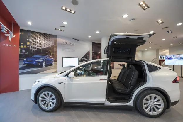 El Tesla Model X destaca por sus puertas.