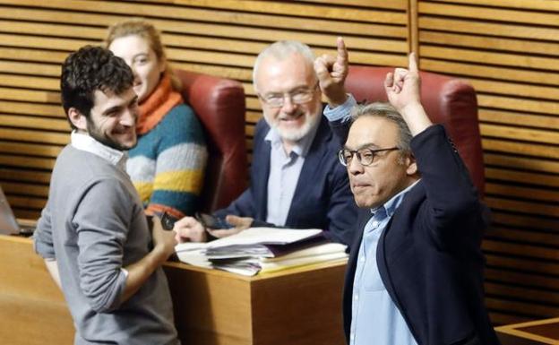 Mata celebra la victoria del Consell tras el apoyo de los tránsfugas y a pesar del plante de Podemos, ayer en Les Corts. 