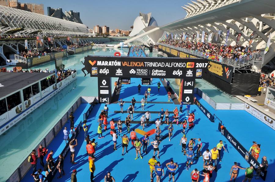 Miles de personas participan en la prueba que gana Kitwara con el récord del Maratón de Valencia