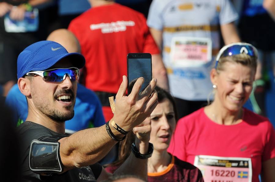 Miles de personas participan en la prueba que gana Kitwara con el récord del Maratón de Valencia