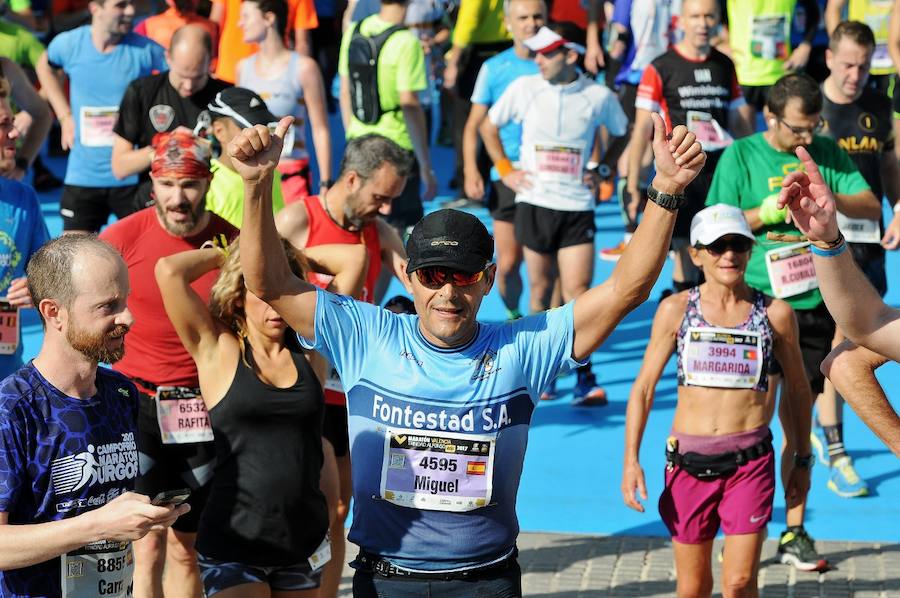 Miles de personas participan en la prueba que gana Kitwara con el récord del Maratón de Valencia