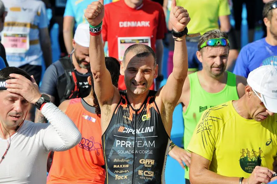 Miles de personas participan en la prueba que gana Kitwara con el récord del Maratón de Valencia