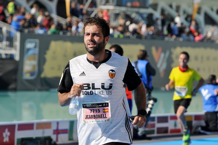 Miles de personas participan en la prueba que gana Kitwara con el récord del Maratón de Valencia