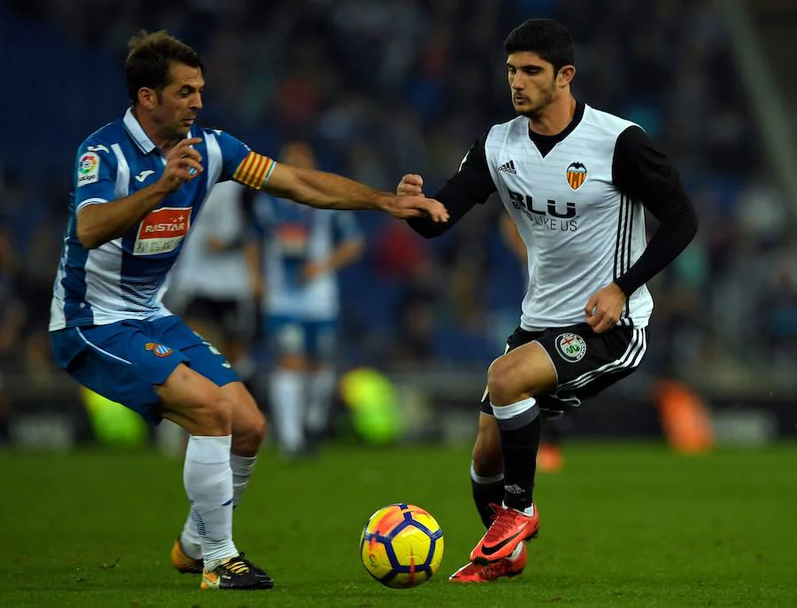 Los de Marcelino ganan en Cornellà con goles de Kondogbia y Santi Mina